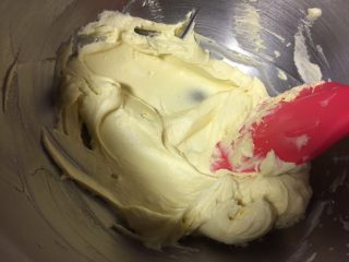 5、玛格丽特饼干,翻拌均匀。