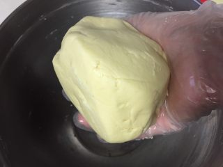 7、玛格丽特饼干,用手揉成光滑的面团，装保鲜袋入冰箱冷藏1小时。