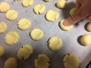 9、玛格丽特饼干,用大拇指轻轻按压一下。