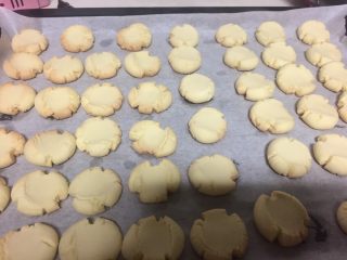 12、玛格丽特饼干,出炉及时取出散热。