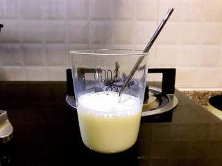 2、多味早餐香蕉派,冲一小半杯牛奶(我这里用的是脱脂奶粉)