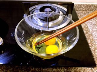 5、多味早餐香蕉派,准备两个鸡蛋,打入碗中