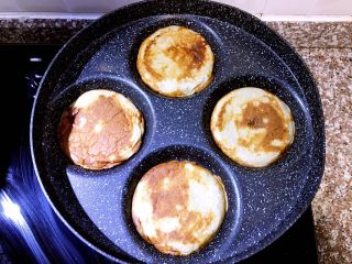 12、多味早餐香蕉派,烤至两面金黄即可出锅,把饼放置盘中让它变凉些