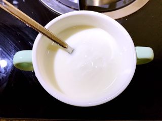 13、多味早餐香蕉派,准备少许酸奶