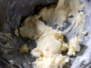 2、玻璃曲奇,黄油室温软化到可以轻松搅拌的程度