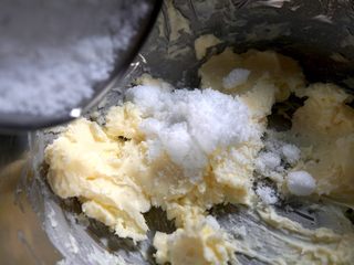 3、玻璃曲奇,加入白糖