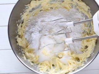 4、玻璃曲奇,用打蛋器打发到糖完全融化，黄油颜色变浅，体积变大