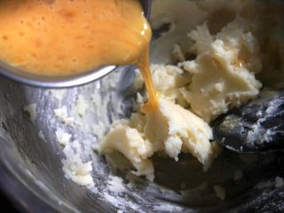 5、玻璃曲奇,分次加入鸡蛋液并完全打匀