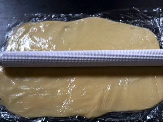 7、玻璃曲奇,包上保鲜膜，放到冰箱冷藏室松弛1小时左右