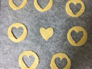 8、玻璃曲奇,取出擀成大约5mm厚的片，用印模印出形状，排在垫了烤纸或硅胶垫的烤盘上