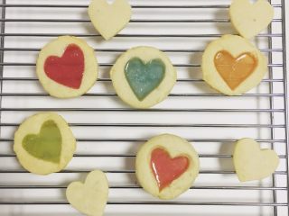 11、玻璃曲奇,再放入烤箱，烤6分钟至果汁糖溶化，形成玻璃。