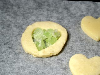 10、玻璃曲奇,取出，在每个曲奇中央放入半个糖果