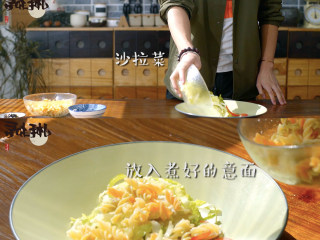 3、三色意面沙拉,在大碗内倒入沙拉菜 煮好的意面