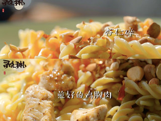 4、三色意面沙拉,放入杏仁碎 鸡胸肉