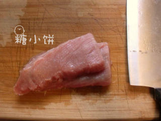 1、糖醋里脊,先横着片成大约5mm厚的片