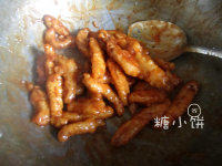 12、糖醋里脊,把炸好的肉条放到料汁里面滚一滚。蘸均匀就可以起锅了