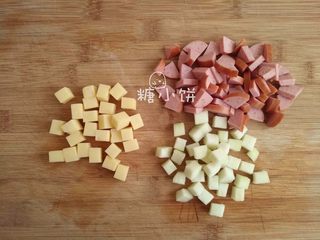 1、【京味面包】,奶酪、梨子和德式香肠都切丁备用，大小在0.5-1cm