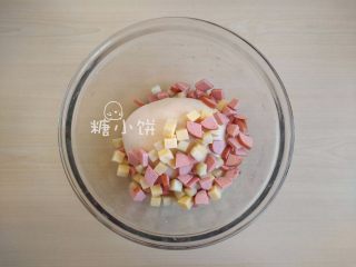 2、【京味面包】,揉好的面团加入步骤2准备好的辅料丁轻轻揉匀