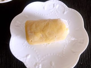 7、韩式南瓜????小月饼,最好是图片中的圆柱装，密封冷冻定型，一定要冷冻，最少6小时，最好隔夜，我都是提前一天做好准备工作，第二天再开始包小月饼。