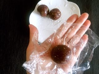 9、韩式南瓜????小月饼,将拌匀的月饼馅平均分出十份，每个大概33克左右，分别搓圆，用保鲜膜逐个包好，密封冷冻保存，一定要冷冻。第二天使用。