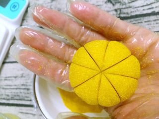 16、韩式南瓜????小月饼,再两个切口之间再交叉切一组十字花刀，最好做到花纹平均。