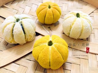 18、韩式南瓜????小月饼,烤箱提前170度预热，160度中层烤15～18分钟，烤到月饼表面微微上色就好，如果上色严重，及时覆盖层锡箔纸。
