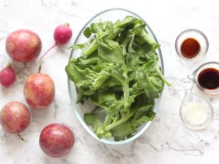 1、百香果冰草沙拉,准备好所需食材和调味。