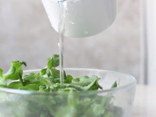 2、百香果冰草沙拉,冰草用纯净水洗净，小心不要破坏上面的冰珠。