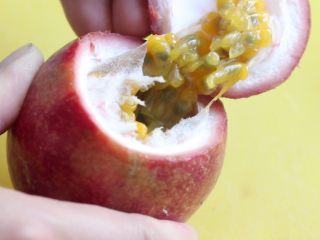 5、百香果冰草沙拉,百香果取出果肉放入容器中。