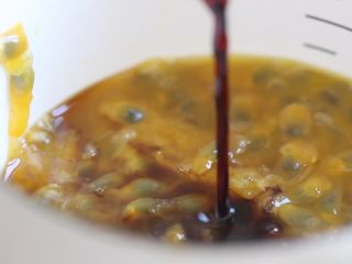 7、百香果冰草沙拉,加入生抽。