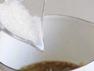 8、百香果冰草沙拉,再加入白糖搅拌均匀。