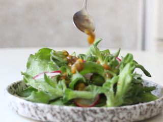 11、百香果冰草沙拉,淋入调好的百香果果汁即可。