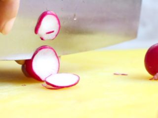 9、百香果冰草沙拉,樱桃小萝卜洗净切薄片。