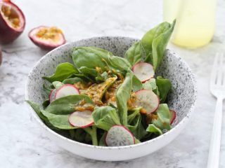 12、百香果冰草沙拉,美味的百香果冰草就做好了。