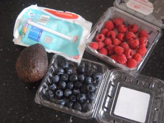 1、牛油果酸奶昔,准备好食材