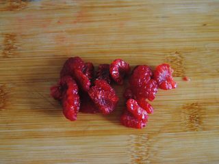 11、牛油果酸奶昔,树莓切半