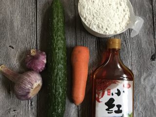 1、自制凉皮,准备好食材