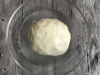 2、自制凉皮,面粉加水，少量食用盐和成较硬的面团，醒30分钟，把面团放入碗中，加入面团一半高的水。