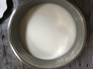 4、自制凉皮,把洗面团的水放在一个大盆中。静置四个小时，如果过夜需要放入冰箱冷藏。