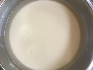 6、自制凉皮,静置好的面糊，上边有一层黄色的水，慢慢的倒掉。剩下的就可以做凉皮了。