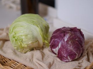 1、日常健身餐减肥餐营养便当,准备打底的蔬菜。可用叶类的普通生菜，罗莎生菜，也可以用球状生菜。其他可用蔬菜还有苦菊，芝麻菜，冰草等等。