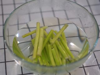 9、日常健身餐减肥餐营养便当,芦笋也是一个很好的选择。而且膳食纤维丰富。不过我也经常用秋葵代替芦笋，或者两者皆有。这类蔬菜最好绰熟，我个小窍门，前面准备煮鱼的时候，烧水多一些，水沸后，舀出来一些，把芦笋和秋葵丢进去，很快就好。