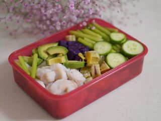 10、日常健身餐减肥餐营养便当,最后把这些东西都码在上层，放在冰箱。第二天到公司后，放公司冰箱。中午吃，一点也不会变质，只会惊艳办公室。