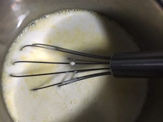 2、奥利奥可可毛巾卷,倒入淡奶油和牛奶