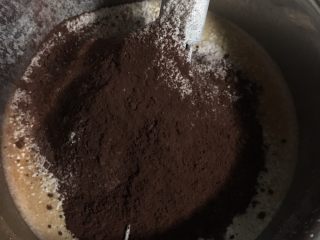 4、奥利奥可可毛巾卷,过筛加入低粉和可可粉，拌匀