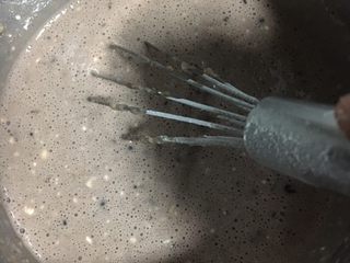 6、奥利奥可可毛巾卷,倒入可可糊