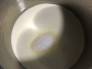 17、奥利奥可可毛巾卷,淡奶油加糖打发