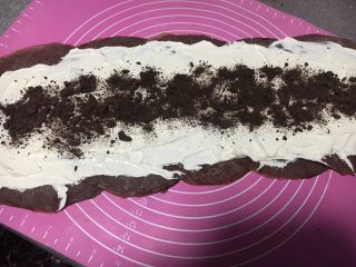 20、奥利奥可可毛巾卷,中间撒上奥利奥碎