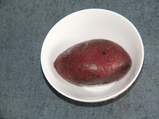1、紫薯红豆糕,准备一个紫薯