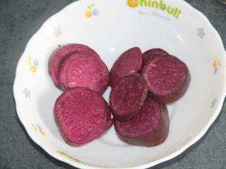 2、紫薯红豆糕,切片